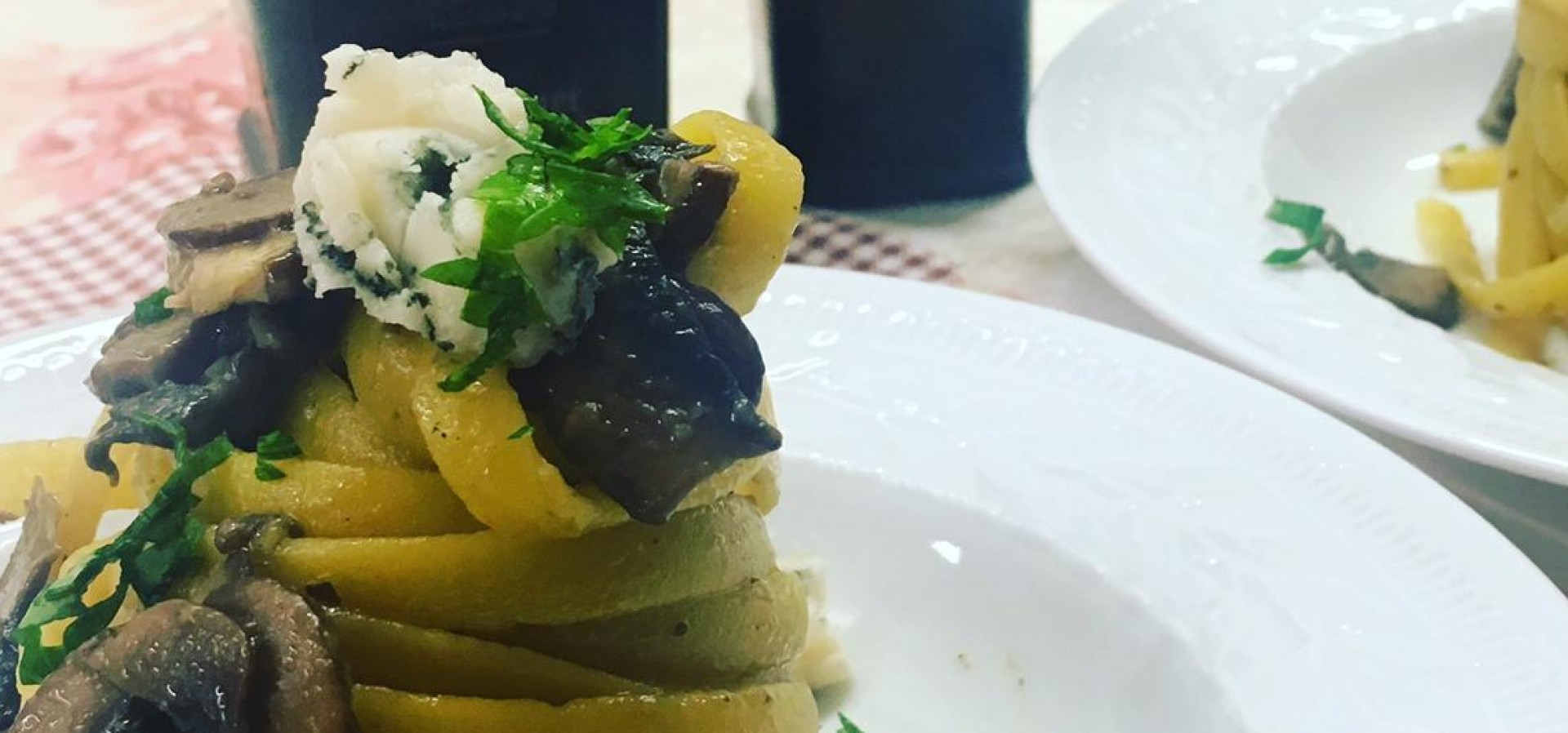 TAGLIATELLE DI GRAGNANO IGP COLORATE ALLO ZAFFERANO CON FUNGHI CHAMPIGNON MARRONI E ROQUEFORT  