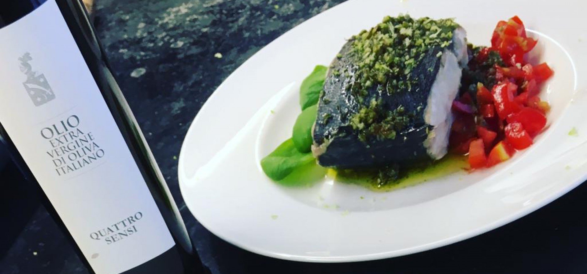 TRANCIO DI CAPONE AL FORNO CON PESTO DI MANDORLE, ORIGANO E BASILICO IN BAGNO DI OLIO EVO CON FOGLIE DI SPINACINO E DADI DI DATTERINO 