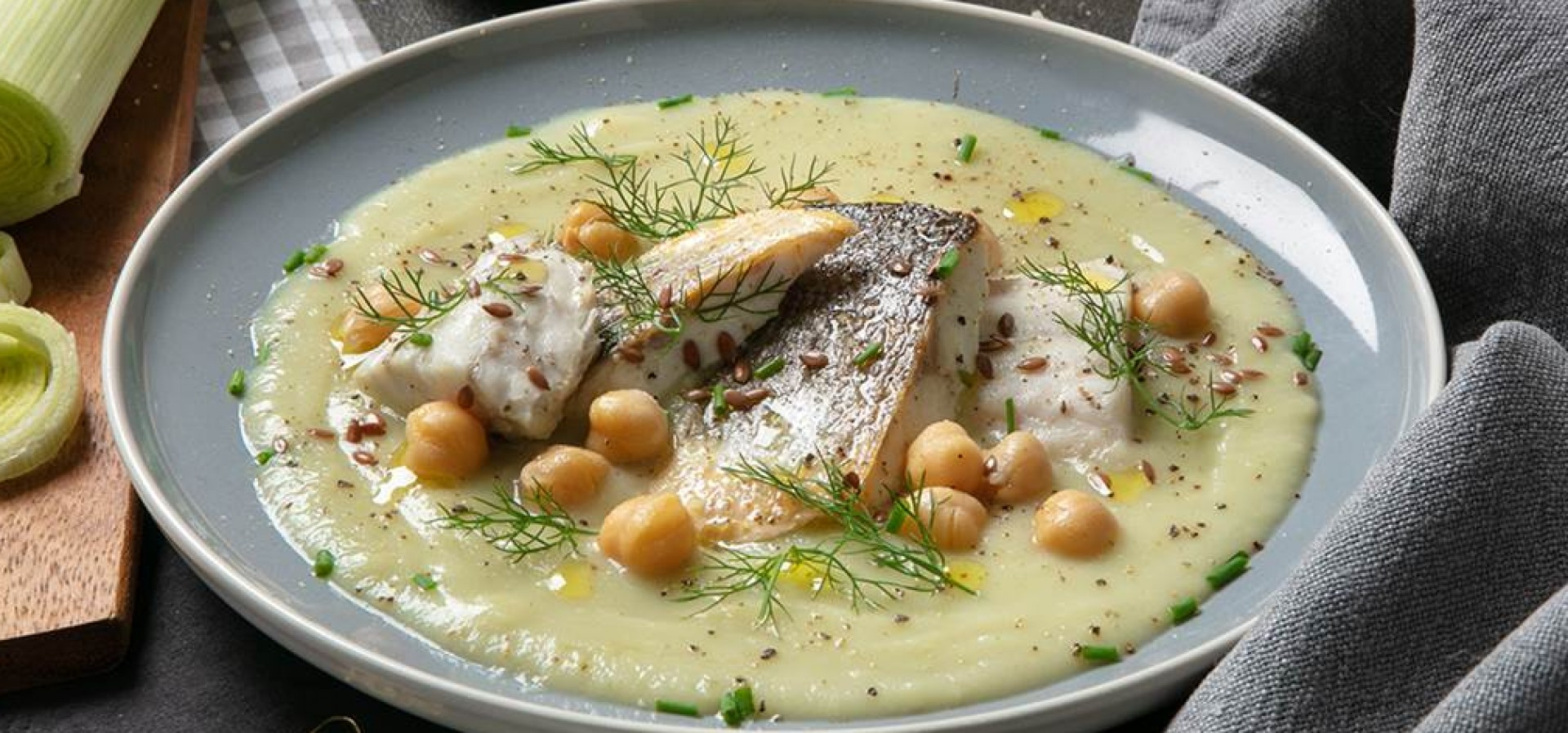 BRANZINO SCOTTATO SU CREMA DI CECI, PORRI E FINOCCHI