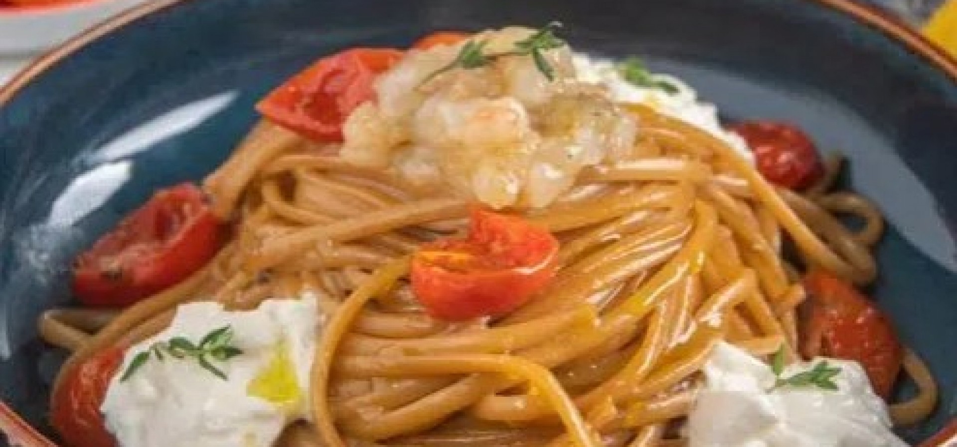 LINGUINE CON CREMA DI SCAMPI, BURRATA E POMODORINI CONFIT