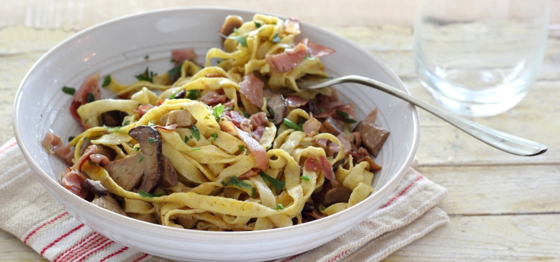 TAGLIATELLE CON FUNGHI E GUANCIALE CROCCANTE