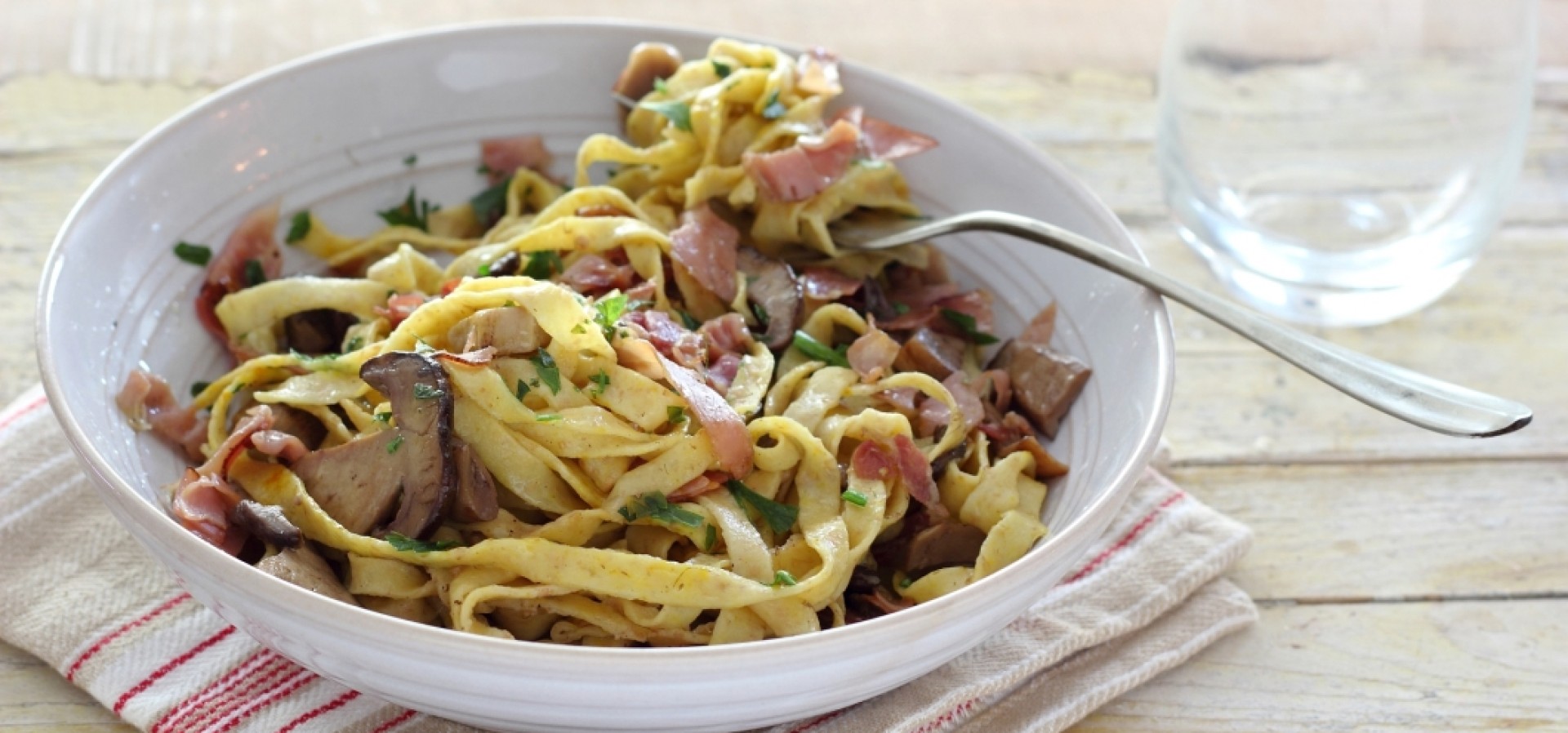 TAGLIATELLE CON FUNGHI E GUANCIALE CROCCANTE